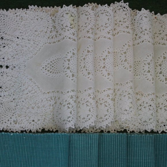 5-pc VINTAGE Fabric tablecloth napkin Turquoise and 7-pc plastic white - Picture 9 of 15